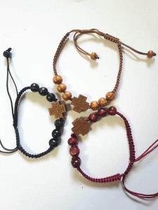 Bratara-metanier bile lemn si cruce, disponibila in 4 culori